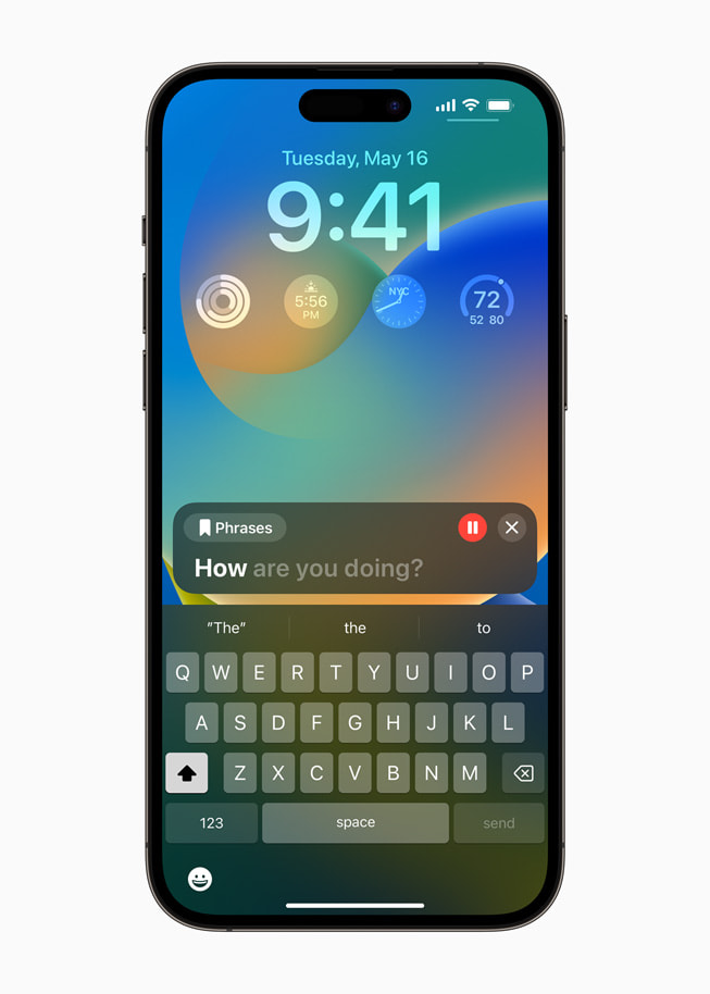 تشغيل عبارة محفوظة في Live Speech معروض على iPhone 14 Pro Max.