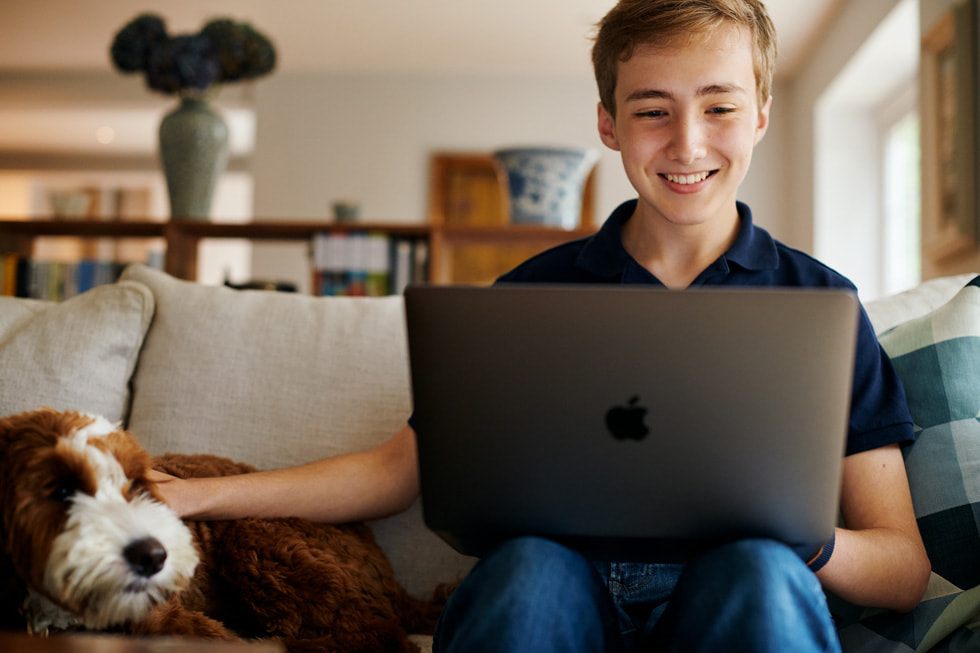 De jonge app-ontwikkelaar Ben werkt thuis op zijn MacBook Pro.