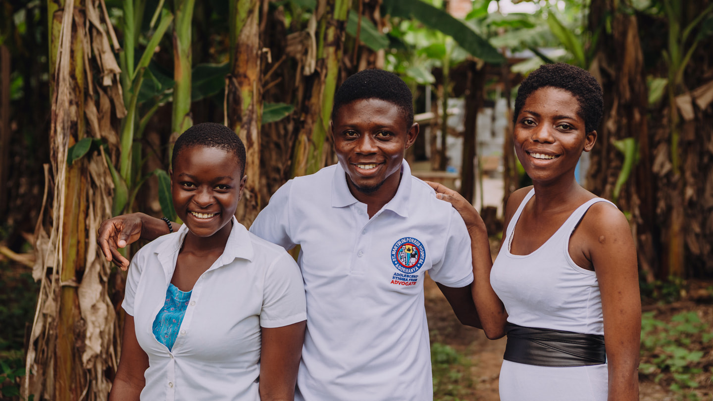 Joseph och två andra volontärer inom Model of Hope-programmet i Ghana.