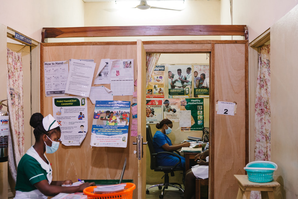 Dos empleados del Hospital St. Martin de Porres en Ghana trabajando en su oficina.