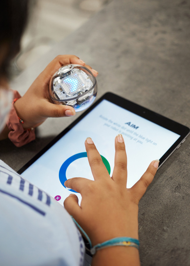 Una estudiante aprendiendo a programar en el iPad. 