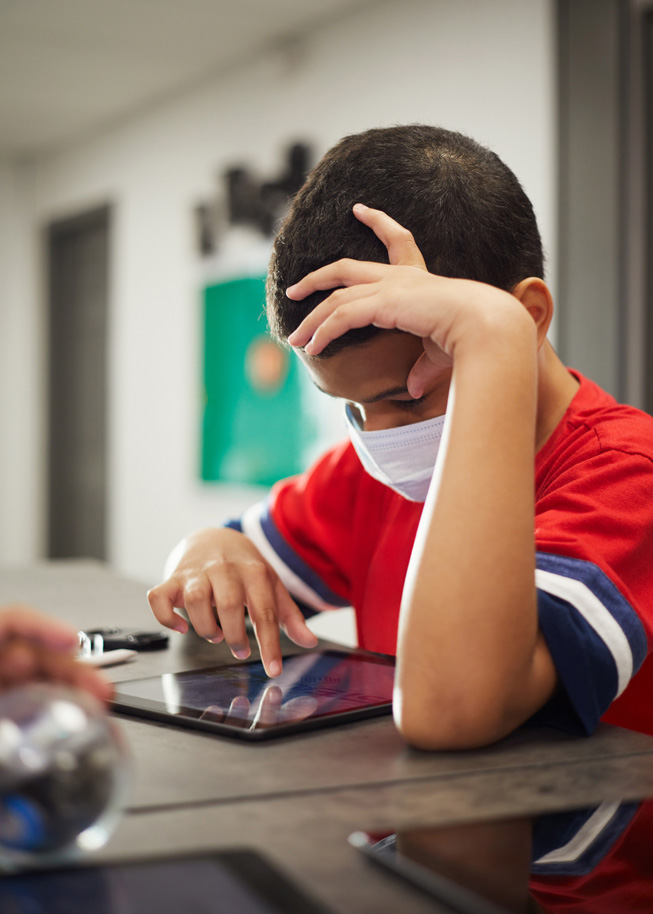 Un estudiante aprendiendo en el iPad. 