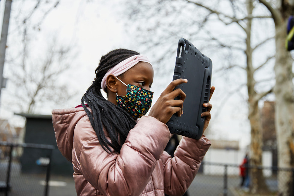 Uno studente che usa un iPad ottenuto da Tom Sheppard per la P.S. 41.