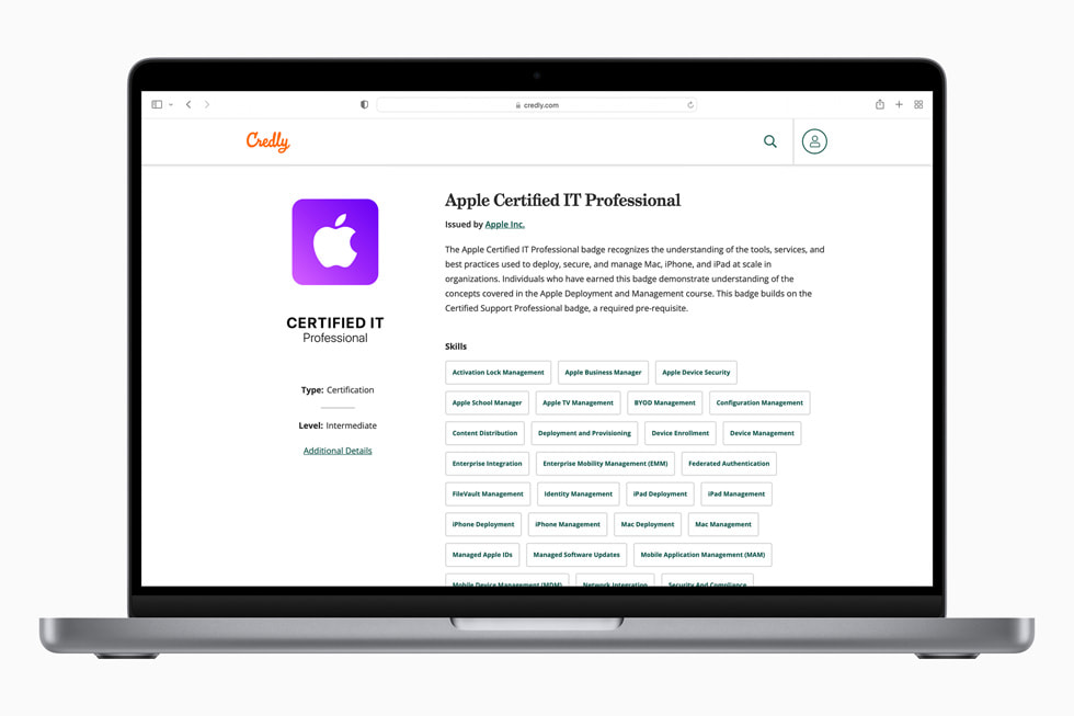 MacBook ve iPhone ekranlarında Apple’ın IT desteği ve yönetimi için sunduğu güncel profesyonel eğitim ve sertifika programları gösteriliyor.