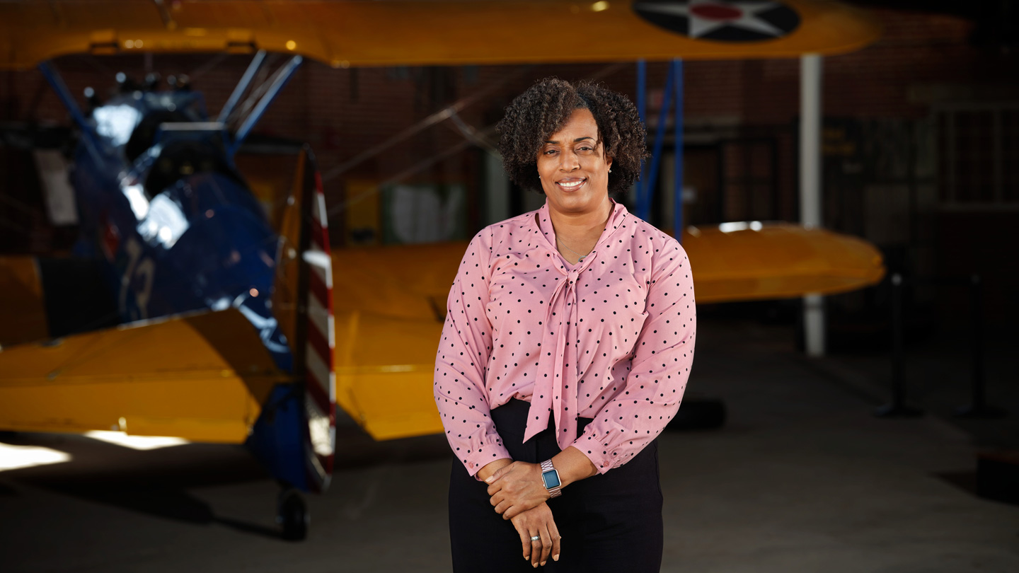 Tiffany Williams fotografiada en el sitio histórico nacional de los aviadores de Tuskegee.