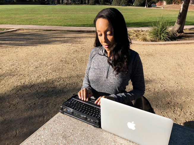 Haben Girma trabajando al aire libre.