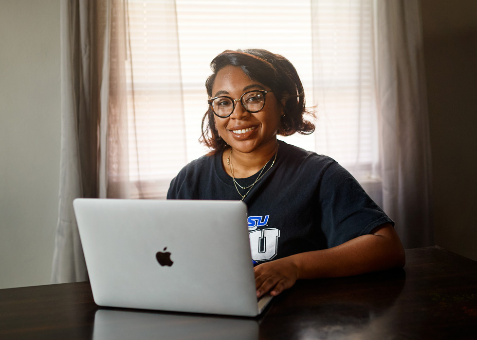 Hailey Bryant-Roye usando un MacBook.