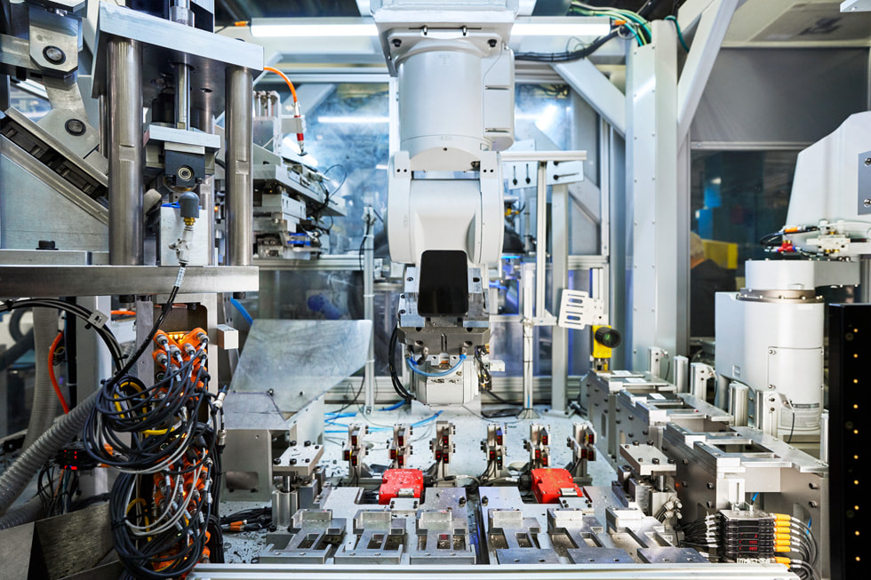 Apple’s recycling robot Daisy is shown in action.