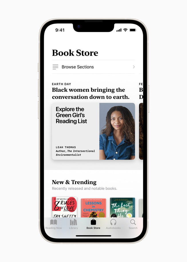 Apple Booksで、「Black women bringing the conversation down to earth」という見出しの下に、作家のリア・トーマスが厳選した「Explore the Green Girl’s Reading List」というタイトルのコレクションが表示されているところ。 