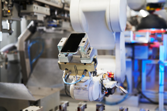 텍사스 오스틴에 위치한 소재 복원 연구소(Material Recovery Lab)에 있는 Apple의 iPhone 분해 로봇 Daisy.