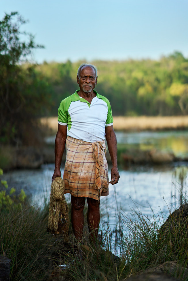 Namdev Waitaram More, pescatore, ritratto sulle rive di un fiume nel villaggio di Karanjveera, India.