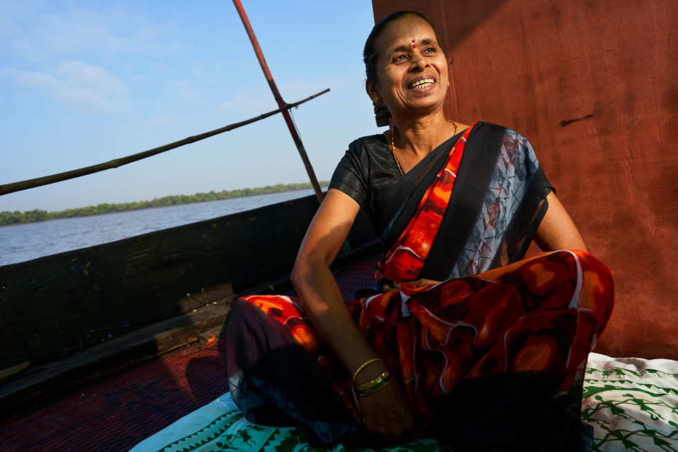 Usha Thakur, contadina, seduta sulla riva del fiume Amba.