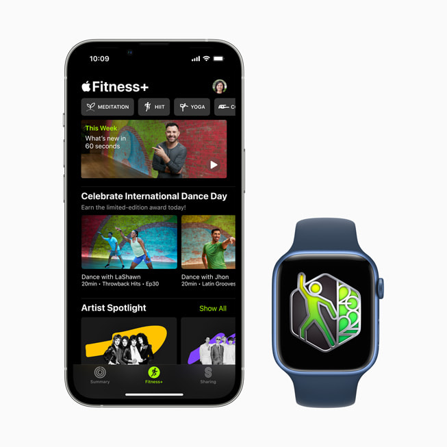 Des écrans d’iPhone et d’Apple Watch montrant des exercices Fitness+ créés spécialement pour la Journée internationale de la danse.