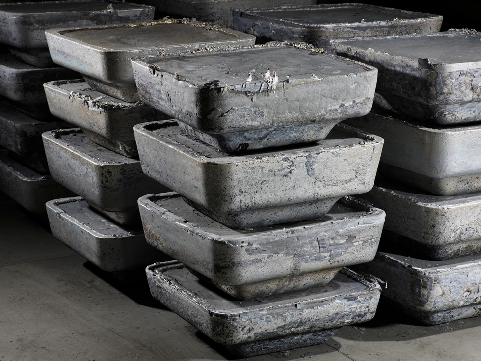 以堆疊形式展示 ELYSIS 的低碳排放鋁金屬。