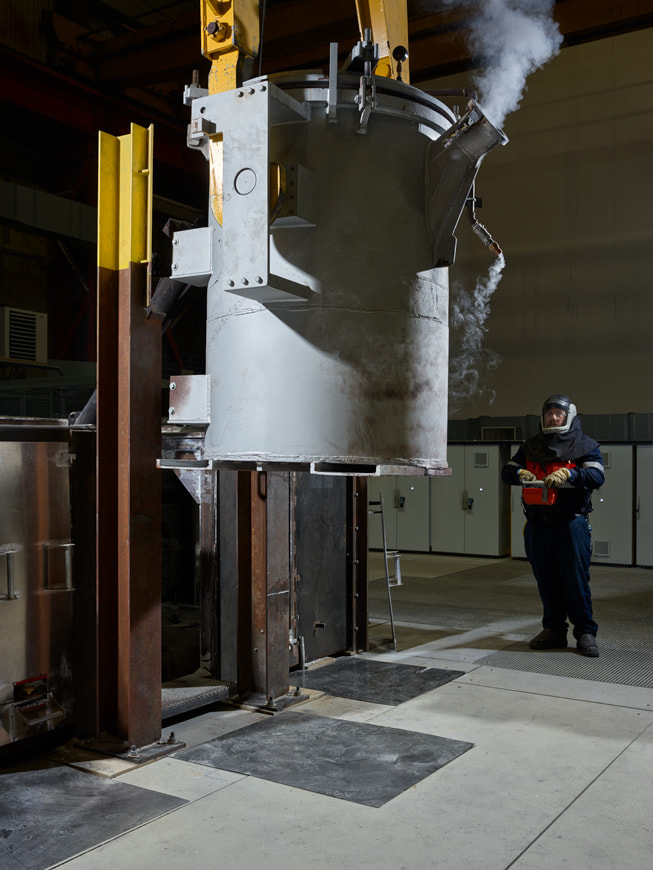 Ein Arbeiter inspiziert Maschinen im industriellen Forschungs- und Entwicklungszentrum von ELYSIS in Quebec.
