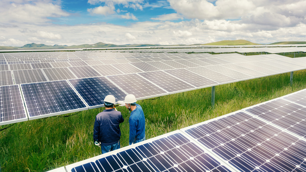 عاملان في مزرعة للطاقة الشمسية في مقاطعة سيتشوان.