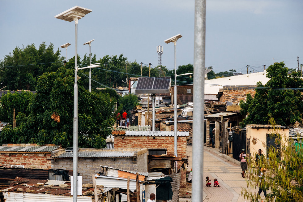 Una fila di pannelli solari nel distretto di Diepsloot in Sudafrica, costruiti grazie al programma Power for Impact di Apple.