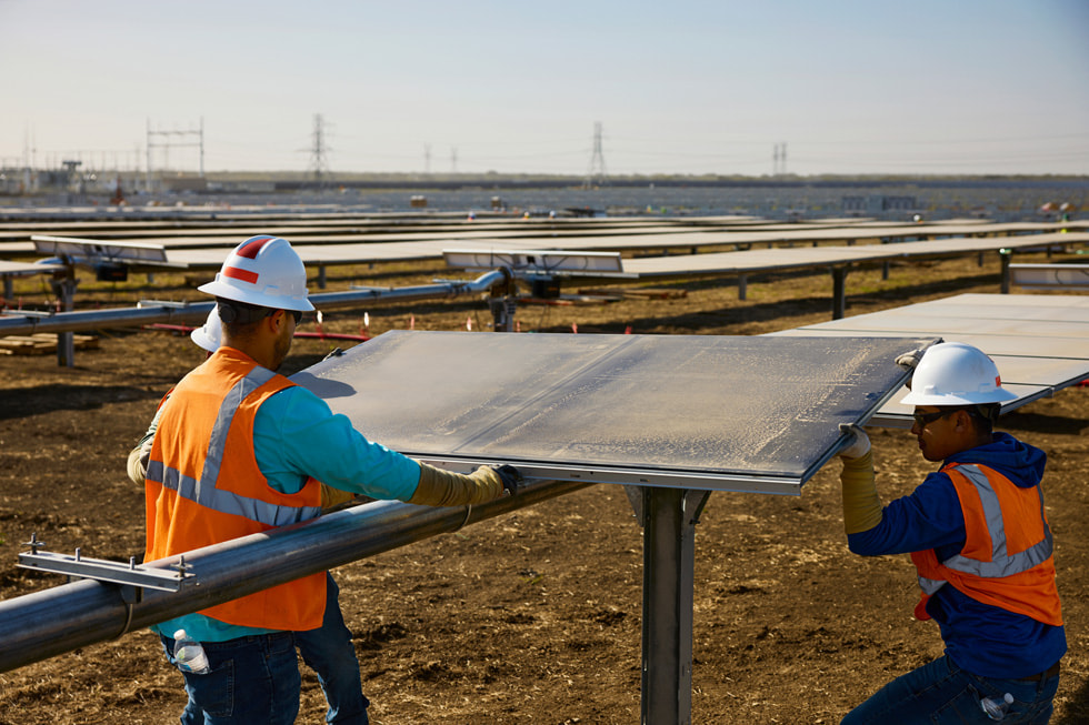 Personal monterar en solpanel i IP Radian Solars solkraftspark i Brown County, Texas.