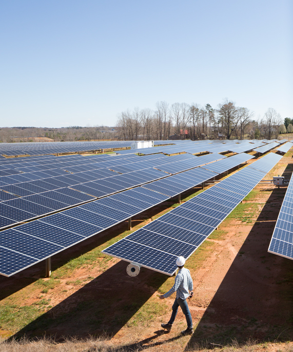 Apple 與供應商致力投資太陽能發電技術。