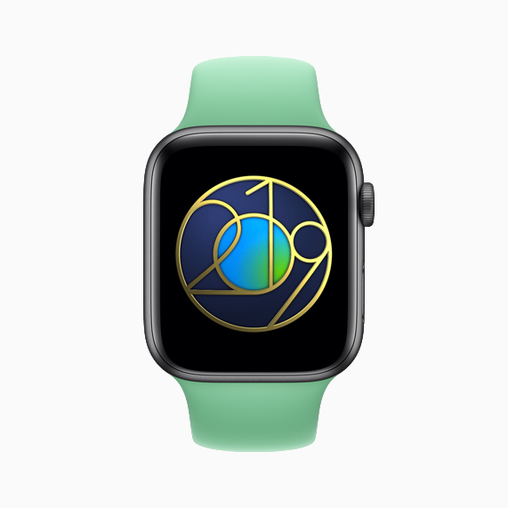 Apple Watch mit Earth Day-Sticker.
