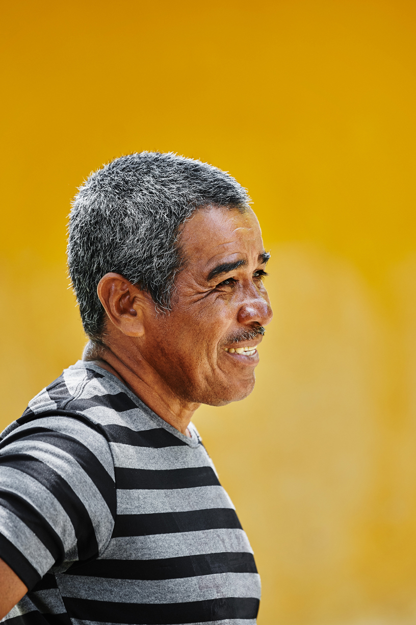 Luis Roberto Canchila Ávila, presidente de Asoamanglebal, una asociación local de mangleros, en San Bernardo del Viento en Córdoba, Colombia.