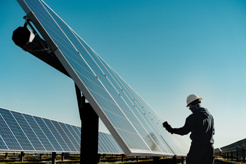 Een werknemer op het dak van de zonne-energie-installatie van Duke Energy Sustainable Solutions.