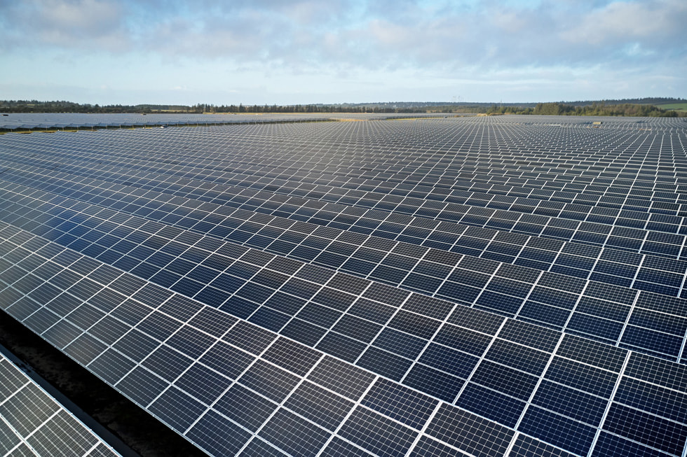 Apple 丹麥資料中心的太陽能陣列電廠。