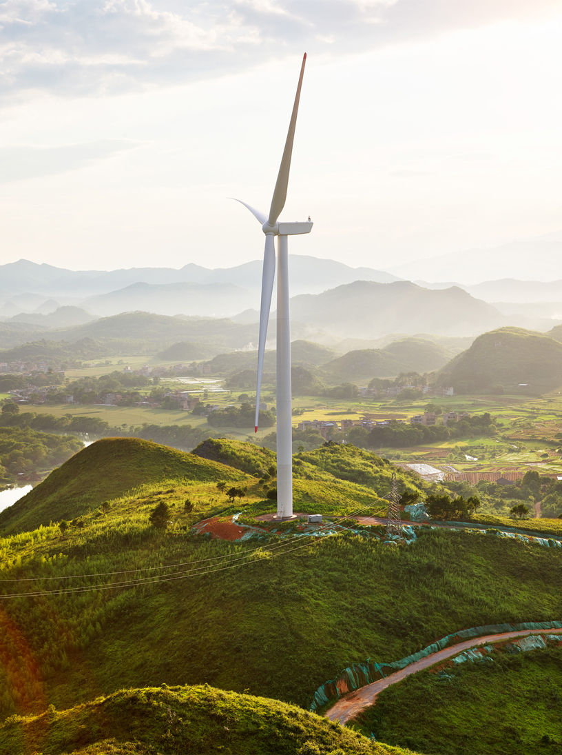 Vue complète d’une éolienne du parc de Concord Jing Tang.