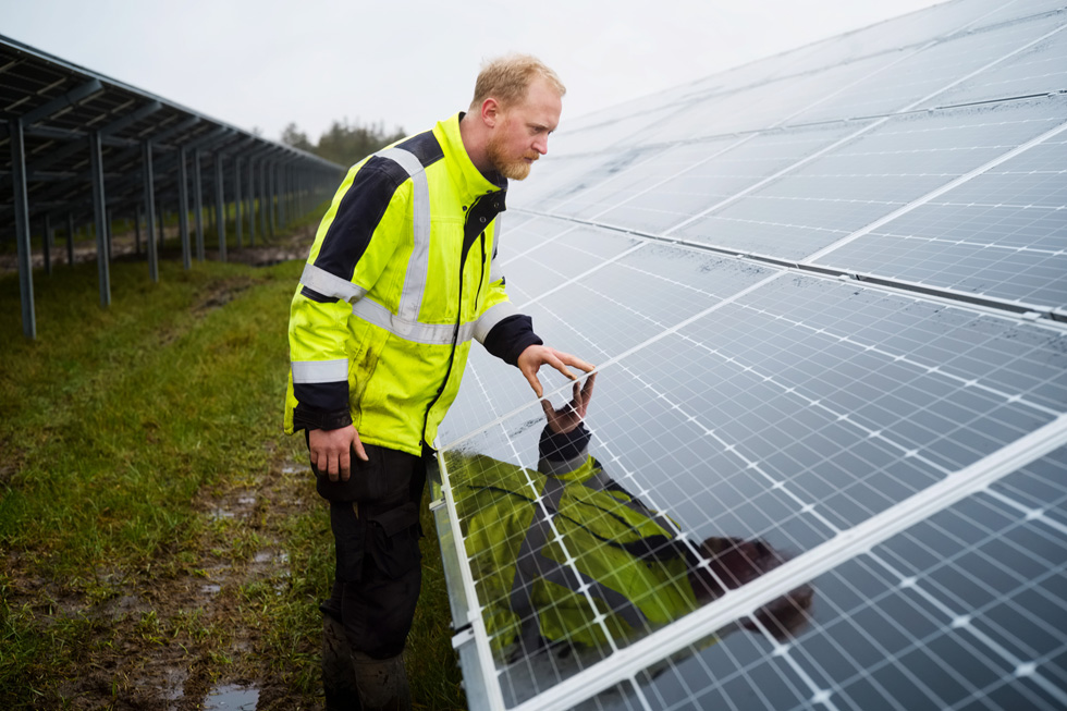 Een specialist inspecteert een zonnepaneel.