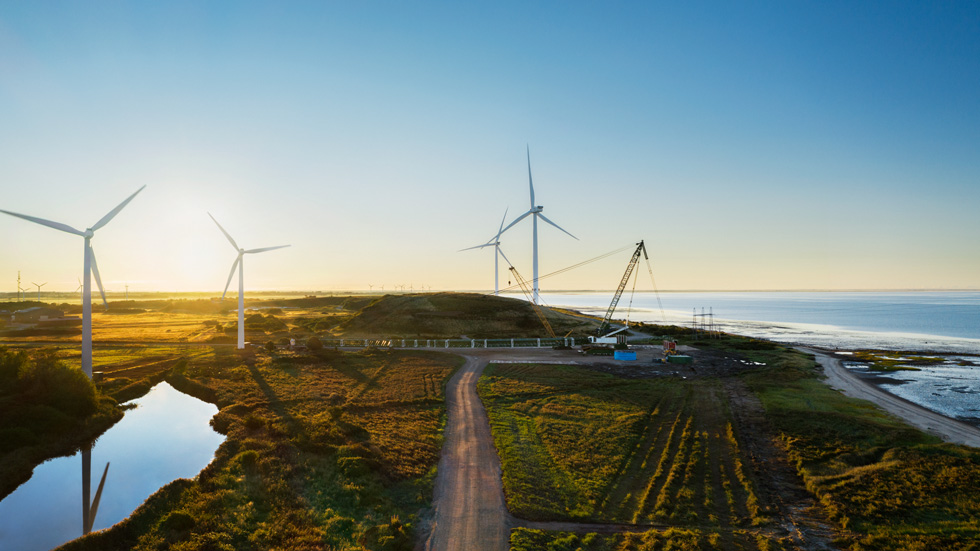 Een bouwterrein vlak bij onshorewindmolens.