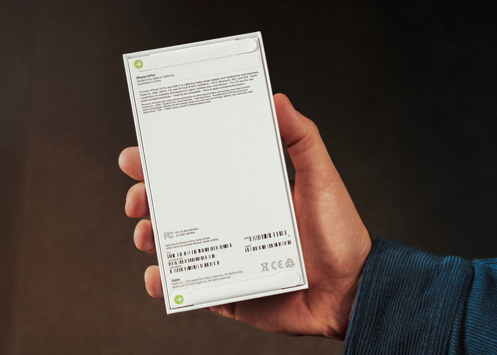 La confezione di un iPhone 14 Pro con il testo stampato direttamente sull’imballaggio.