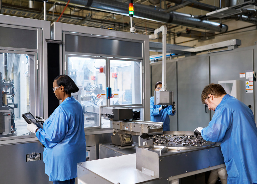 Opérateurs surveillant le robot de désassemblage Daisy au laboratoire de récupération de matériaux à Austin, au Texas 