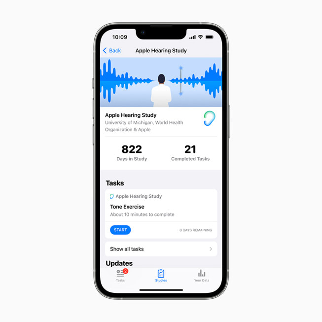 一台 iPhone 螢幕上顯示一名使用者視角的 「Apple 聽力研究」。