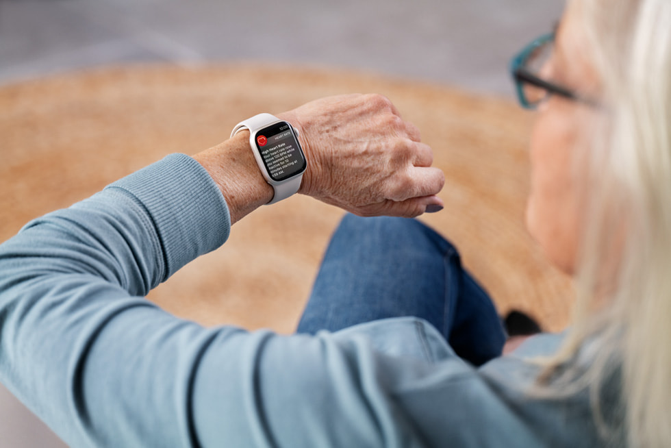 Una donna anziana che riceve una notifica di frequenza cardiaca troppo alta su un Apple Watch Series 8.