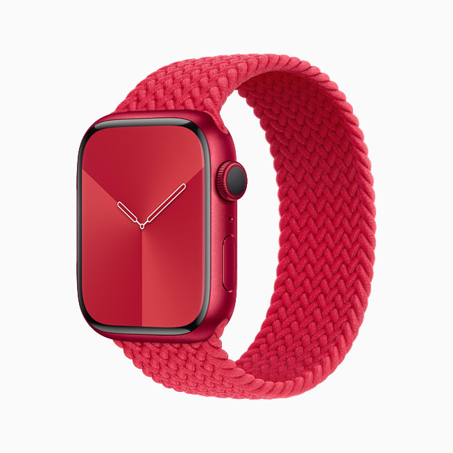 La nouvelle Apple Watch Series 7 (PRODUCT)RED, montrée ici avec le bracelet solo tressé, arbore un boîtier composé d’un alliage d’aluminium de calibre aérospatial 100 % recyclé.