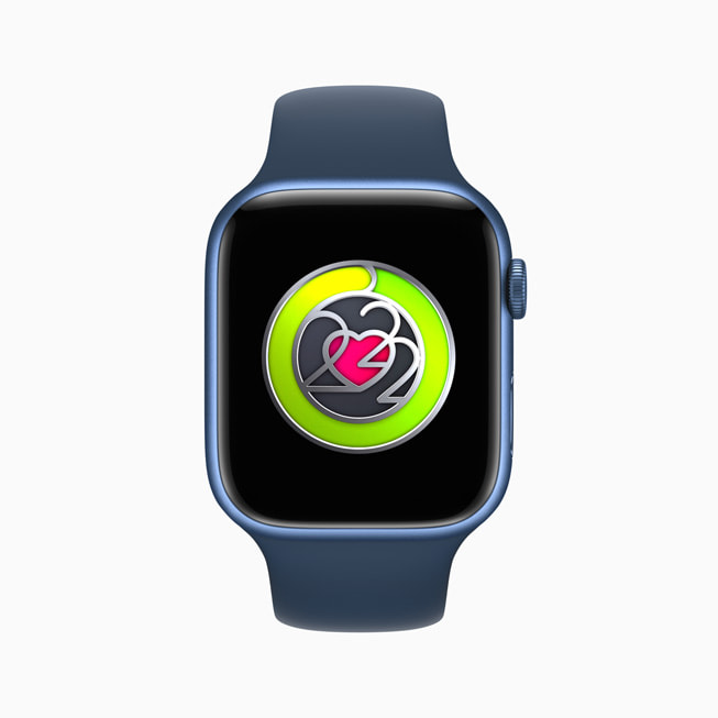 Pokazana na Apple Watch ikona wyzwania w aplikacji Aktywność z okazji Miesiąca Serca.