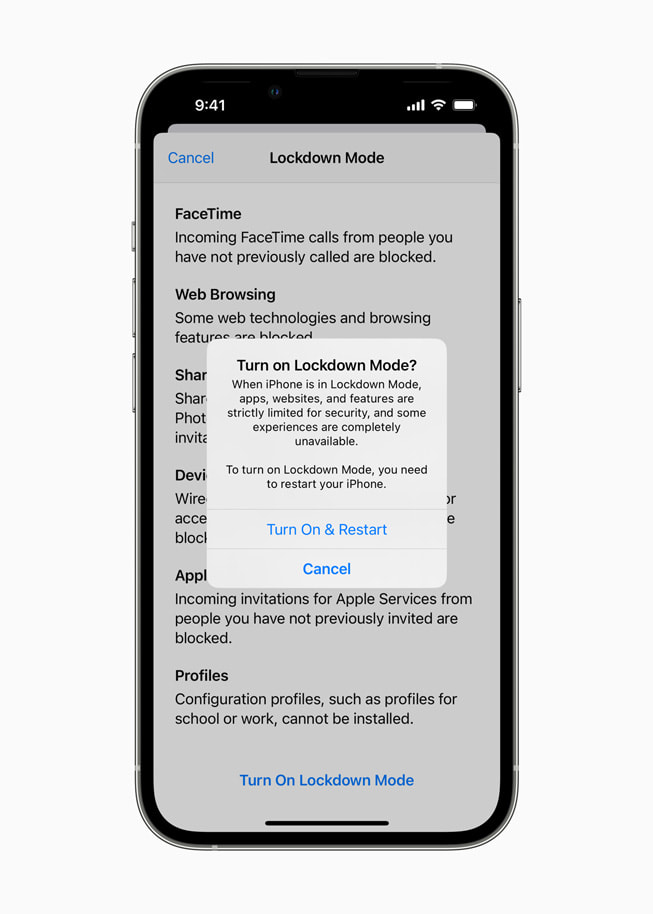 iPhone 螢幕上顯示全新的「Lockdown Mode」功能，並詢問用户是否希望開啟功能。