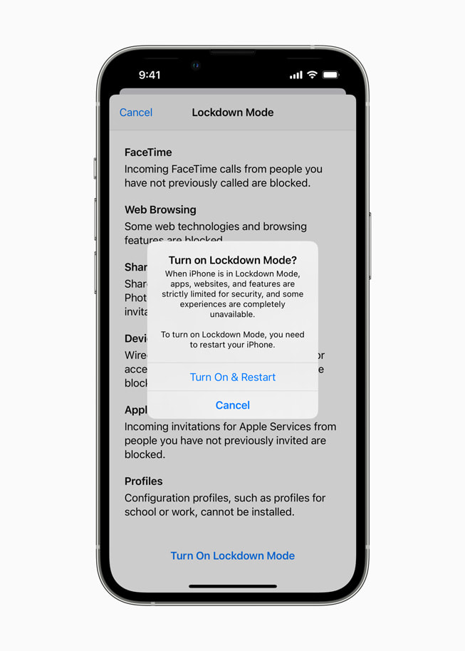 新的 Lockdown Mode 功能詢問使用者是否想要啟用，顯示在一台 iPhone 螢幕上。