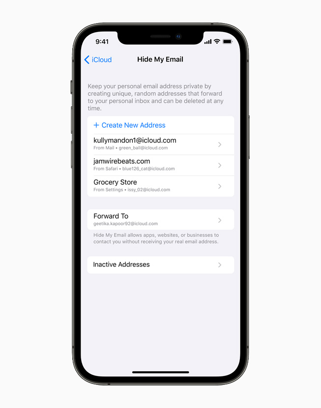 在 iPhone 12 Pro 上展示一系列透過「隱藏我的電郵」建立、獨一無二的隨機電郵地址。