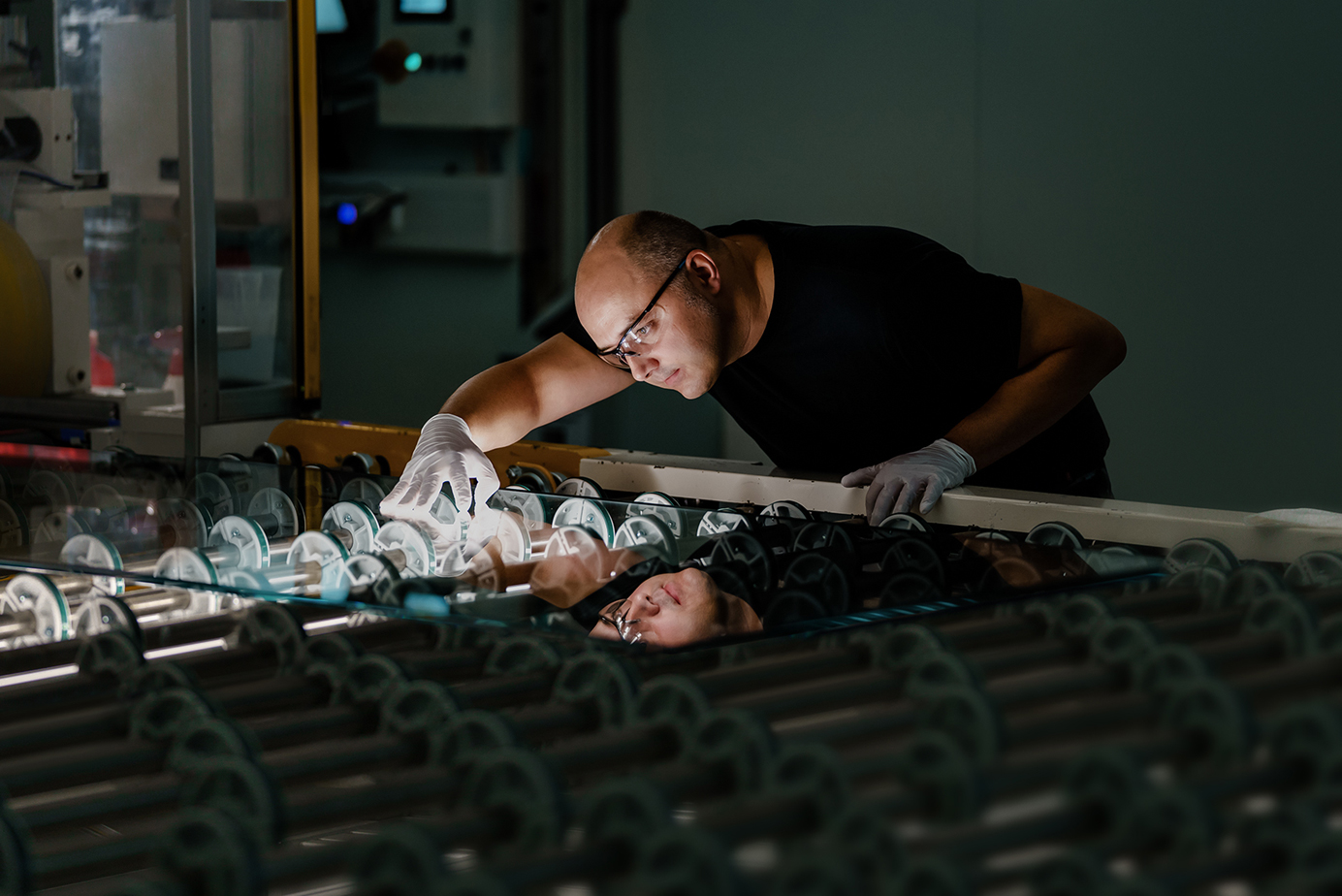 Un responsable de l’impression numérique dans une usine de fabrication du verre pour les Apple Store en Allemagne.