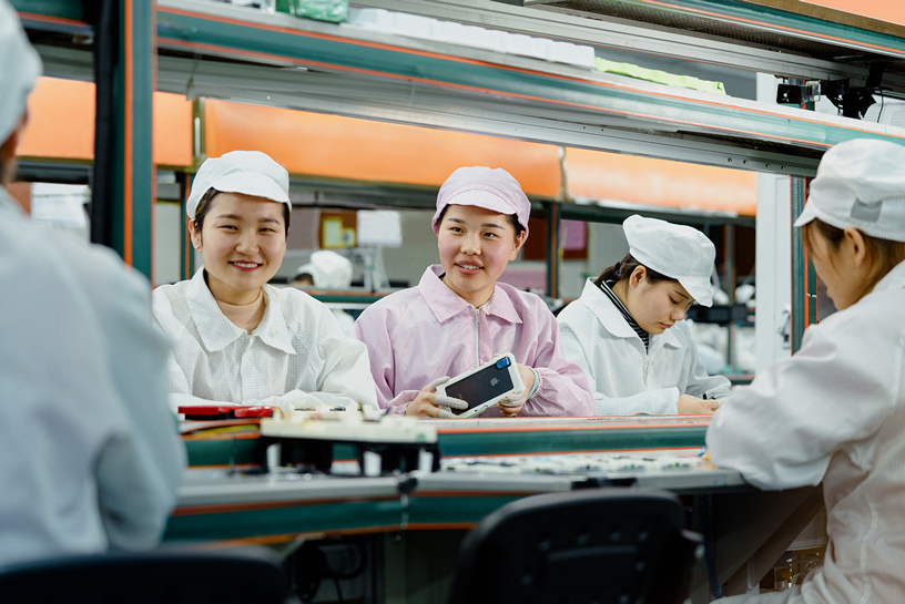 中国のiPhone製造工場で働くラインオペレーター。