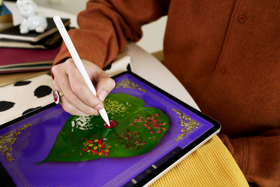 غوراف أوغالي وهو يستخدم قلم Apple على العرض التوضيحي "Marketing १0१" (Marketing 101) على جهاز iPad Pro الخاص به.