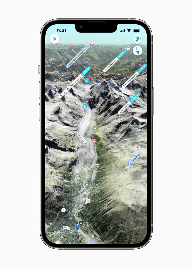 PeakVisor mostra percorsi escursionistici sulle montagne su iPhone 13 Pro.