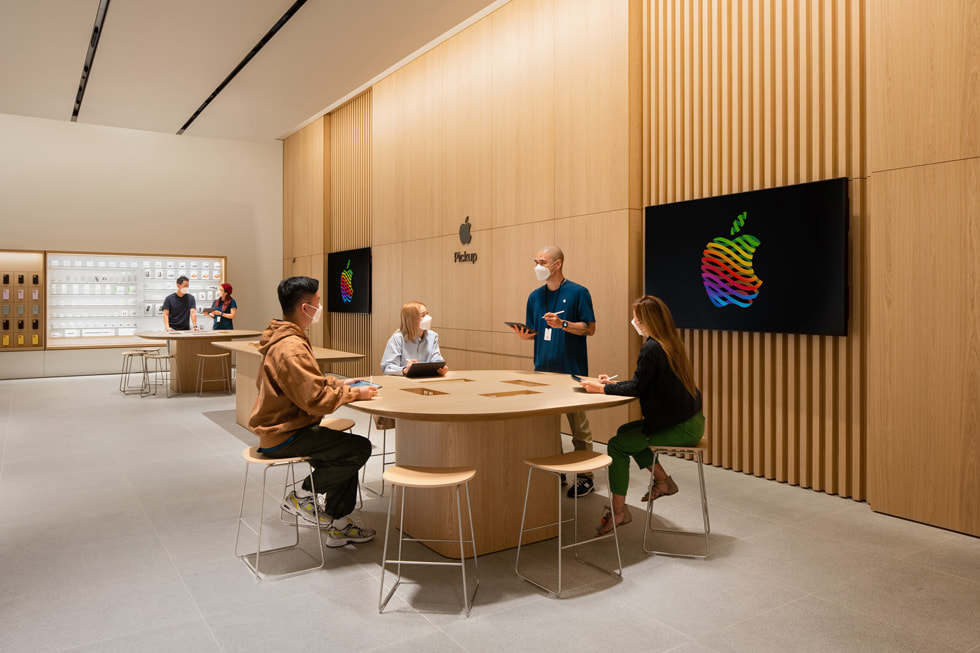 고객이 Apple 잠실의 테이블에서 Today at Apple 세션을 경험하고 있다.