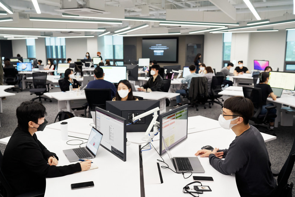 대한민국 포항시에 개소한 Apple Developer Academy에서 학생들이 컴퓨터를 활용하고 있는 모습.