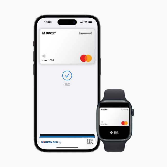 한국에서 iPhone 14 Pro와 Apple Watch Series 8의 지갑 앱을 통해 Apple Pay를 사용하는 모습.