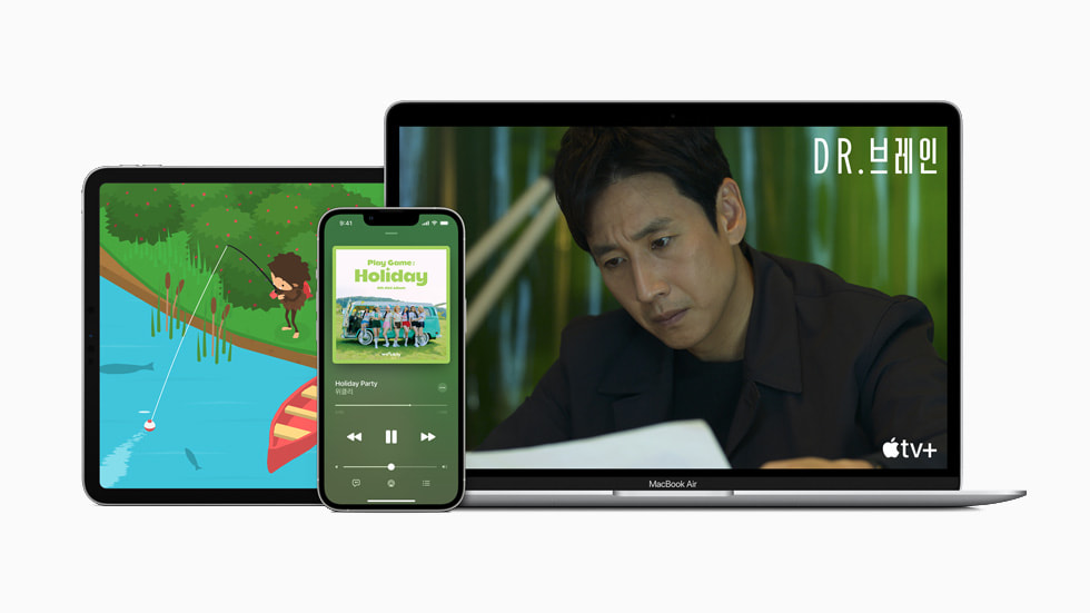 Apple Arcade, Apple Music, Apple TV+를 보여주는 세 개의 화면.