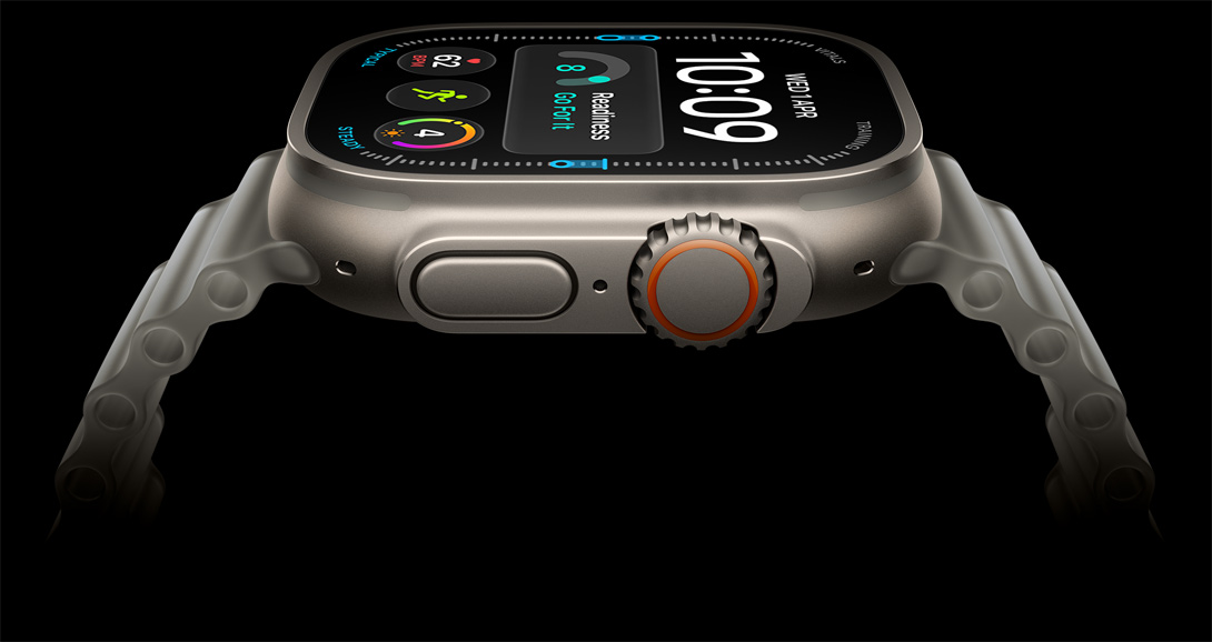 Apple Watch Ultra 4 z kopertą z tytanu w kolorze srebrnym; na ekranie widać cyfrowy zegar oraz wskaźniki zdrowotne i treningowe