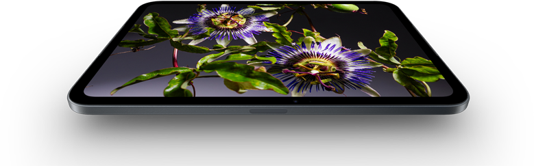 iPad mini, wyświetlacz OLED 8,5 cala, jasny obraz i głęboka czerń, na ekranie osoba w czapce i kurtce