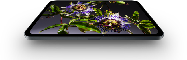 iPad mini, wyświetlacz OLED 8,5 cala, jasny obraz i głęboka czerń, na ekranie osoba w czapce i kurtce